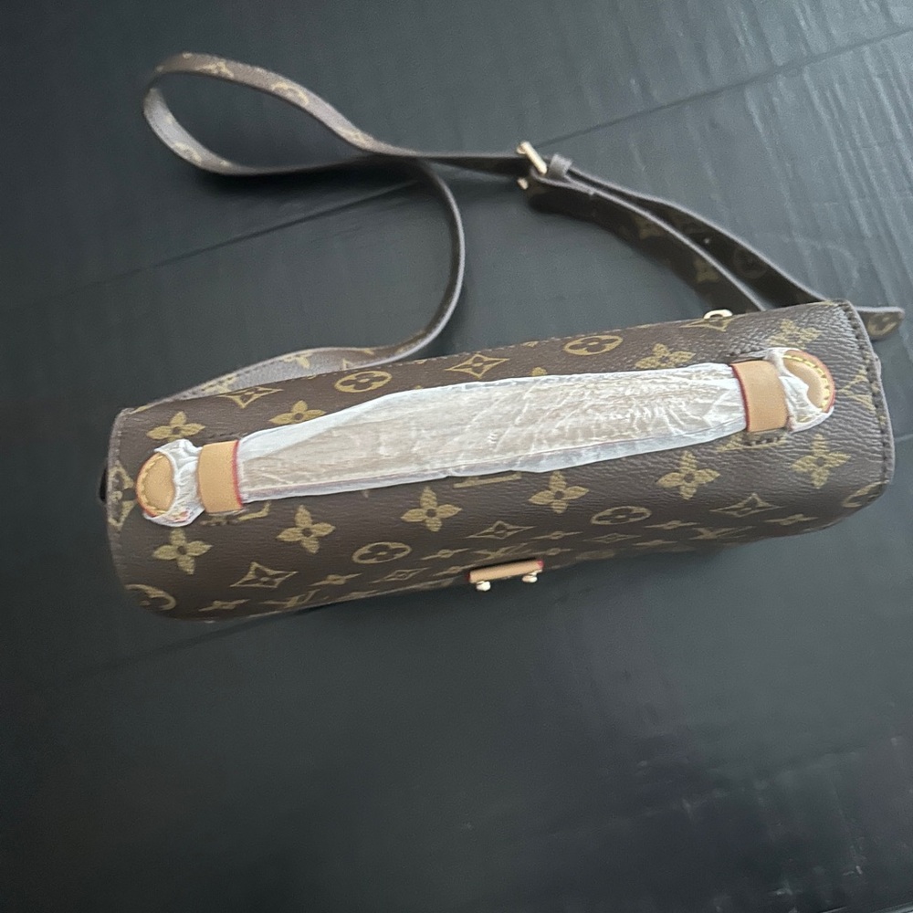Elegant Designer Monogram Messenger Bag in Brown - Picture 2 of 4
